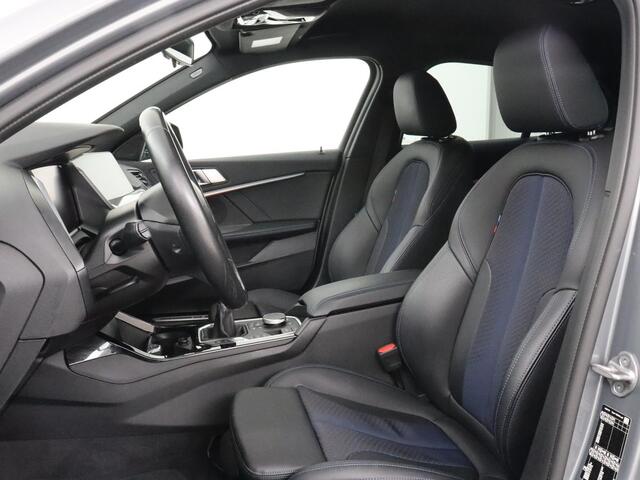 BMW 1-SERIE 118i M Sport | Carplay | Sportstoelen | Camera | Half leder | Navigatie | Live Cockpit | Park Assist | Full LED | Climate control | Sfeerverlichting | Cruise control | Bluetooth