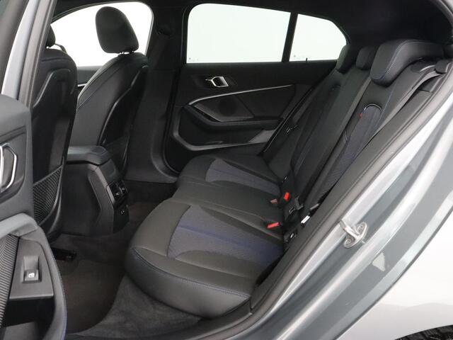 BMW 1-SERIE 118i M Sport | Carplay | Sportstoelen | Camera | Half leder | Navigatie | Live Cockpit | Park Assist | Full LED | Climate control | Sfeerverlichting | Cruise control | Bluetooth
