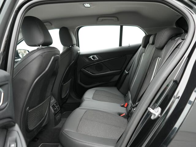 BMW 1-SERIE 116i Executive Edition automaat | Apple Carplay | Navigatie | Sportstuur | Acheruitrij camera | Parkeersensoren voor en achter | Spraakbediening |