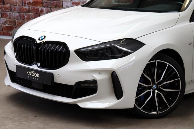 BMW 1-SERIE 118i High Executive M Sport Pakket Automaat / Live Cockpit Professional / Panoramadak / Lichtpakket / Shadow Line / Extra Getint Glas / 19 Inch / Achteruitrijcamera / Climate Control / Hifi / M Sportremsysteem / DAB / LED / Shadow Line