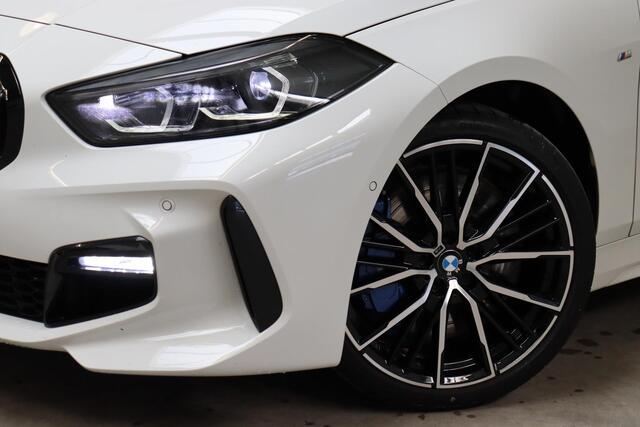 BMW 1-SERIE 118i High Executive M Sport Pakket Automaat / Live Cockpit Professional / Panoramadak / Lichtpakket / Shadow Line / Extra Getint Glas / 19 Inch / Achteruitrijcamera / Climate Control / Hifi / M Sportremsysteem / DAB / LED / Shadow Line