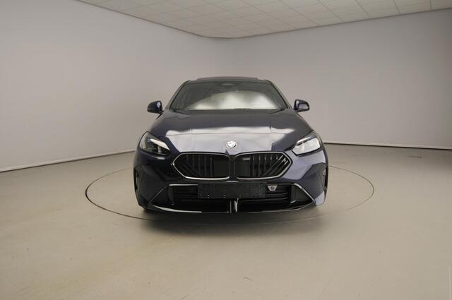 BMW 1-SERIE 5-deurs 120 M-Sportpakket Pro / Panoramadak / Trekhaak / LED / Harman-Kardon / Driving assistat plus / Alu wielen 19 inch