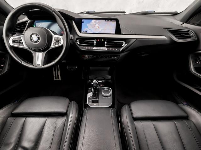 BMW 1-SERIE 118i M Sport High Executive Automaat (KUIPSTOELEN, M PAKKET, APPLE CARPLAY, CAMERA, LEDER, SPORTSTOELEN, STOELVERWARMING, CRUISE, NIEUWSTAAT)