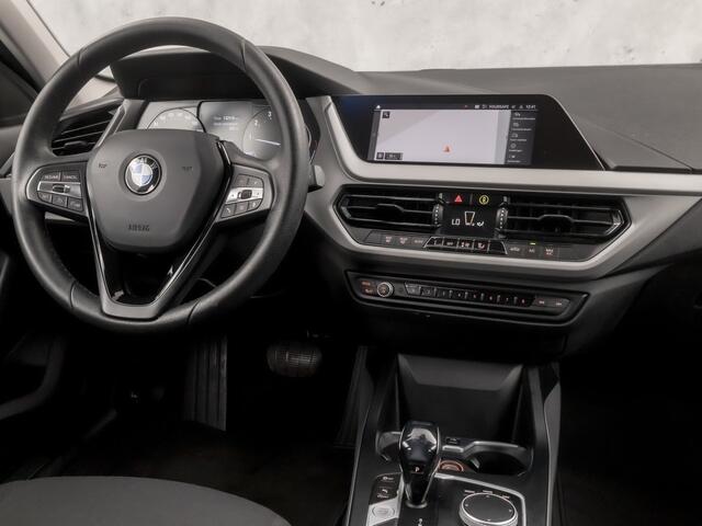 BMW 1-SERIE 116i High Executive Automaat (APPLE CARPLAY, NAVIGATIE, CLIMATE, PARKEERSENSOREN, SPORTSTOELEN, CRUISE, NIEUWE APK, NIEUWSTAAT)