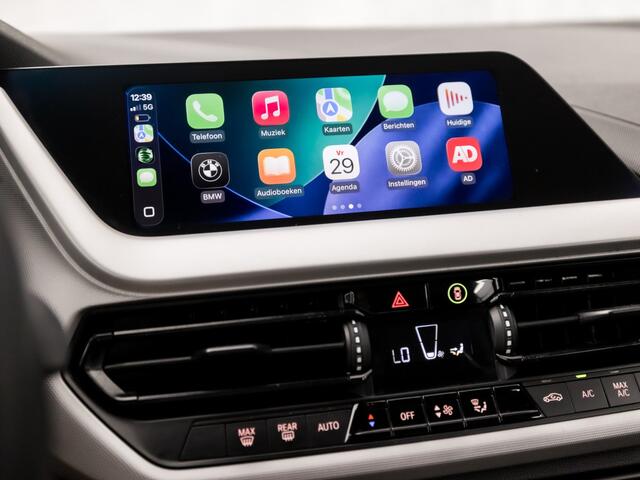 BMW 1-SERIE 116i High Executive Automaat (APPLE CARPLAY, NAVIGATIE, CLIMATE, PARKEERSENSOREN, SPORTSTOELEN, CRUISE, NIEUWE APK, NIEUWSTAAT)