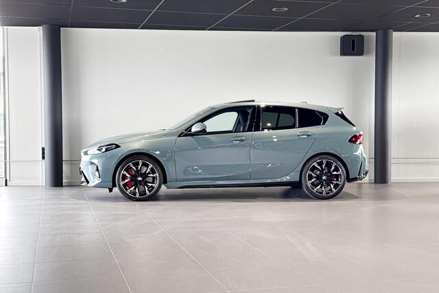 BMW 1-SERIE 120 | M Sport Pro | Glazen Panoramadak | Harman Kardon | Stoelverwarming |