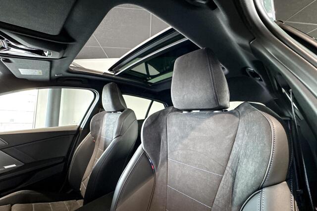 BMW 1-SERIE 120 | M Sport Pro | Glazen Panoramadak | Harman Kardon | Stoelverwarming |