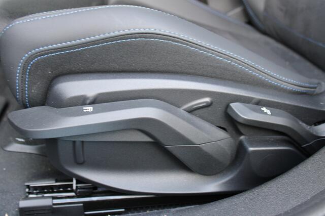 BMW 1-SERIE 120 M Sport Automaat / Sportstoelen / Achteruitrijcamera / M Adaptief onderstel / Comfort Access / Adaptieve LED / Stoelverwarming