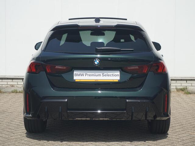 BMW 1-SERIE 120 | M Sportpakket Pro | Panoramadak | Harman-Kardon | Driving Assistant Plus | Elektrisch verstelbare stoelen