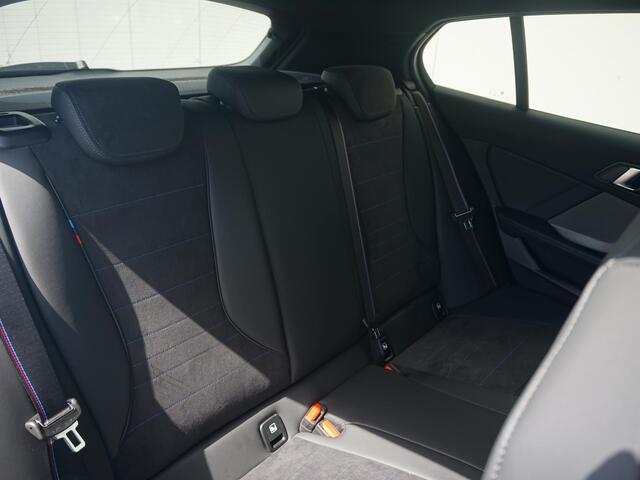 BMW 1-SERIE 120 | M Sportpakket Pro | Panoramadak | Harman-Kardon | Driving Assistant Plus | Elektrisch verstelbare stoelen