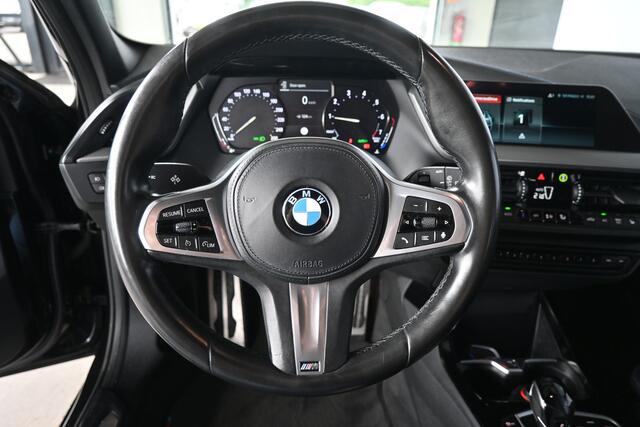 BMW 1-SERIE 118i High Executive Automaat M-Pakket Navigatie Carplay Dealer Onderhouden! Inruil Mogelijk!