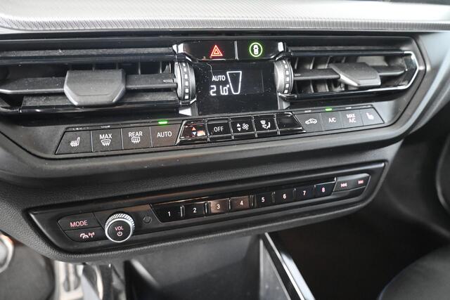 BMW 1-SERIE 118i High Executive Automaat M-Pakket Navigatie Carplay Dealer Onderhouden! Inruil Mogelijk!