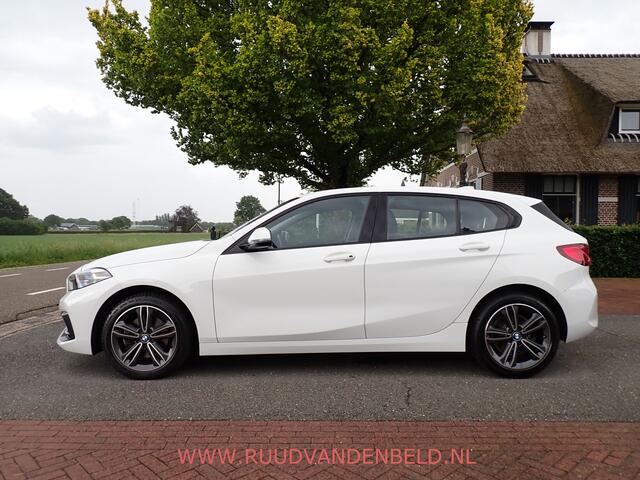 BMW 1-SERIE 118i SPORTLINE / CRUISE / STOELVERWARMING / SPORTSTOEL / 17''