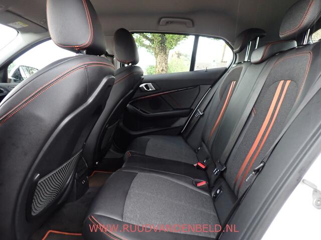 BMW 1-SERIE 118i SPORTLINE / CRUISE / STOELVERWARMING / SPORTSTOEL / 17''