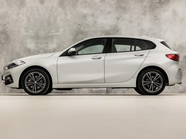 BMW 1-SERIE 118i Sport Automaat (VIRTUAL COCKPIT, DEALER ONDERHOUDEN, NAP, APPLE CARPLAY, GROOT NAVI, LEDER, SPORTSTOELEN, PARKEERSENSOREN, CRUISE, NIEUWSTAAT)
