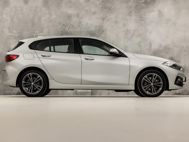 BMW 1-SERIE 118i Sport Automaat (VIRTUAL COCKPIT, DEALER ONDERHOUDEN, NAP, APPLE CARPLAY, GROOT NAVI, LEDER, SPORTSTOELEN, PARKEERSENSOREN, CRUISE, NIEUWSTAAT)