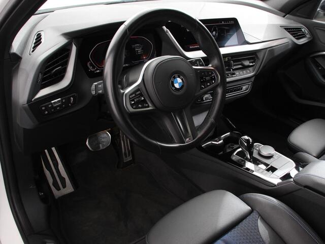 BMW 1-SERIE 118i M-Sport Automaat Digitale Cockpit Climate control Stoel verwarming LED Sfeer verlichting Lichtmetalen velgen Navigatie Apple carplay/ Android auto Parkeersensoren