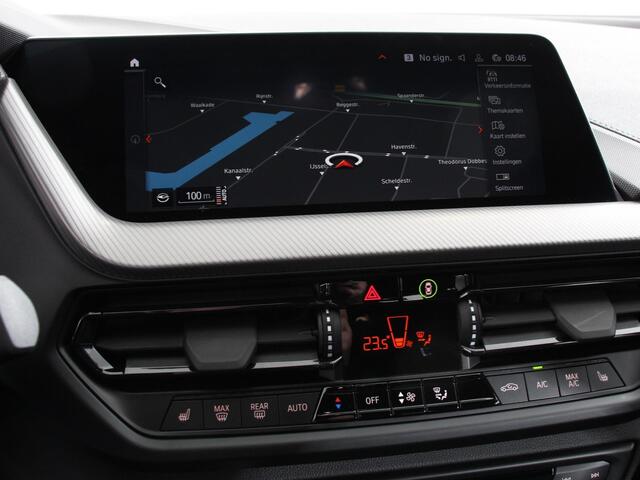 BMW 1-SERIE 118i M-Sport Automaat Digitale Cockpit Climate control Stoel verwarming LED Sfeer verlichting Lichtmetalen velgen Navigatie Apple carplay/ Android auto Parkeersensoren