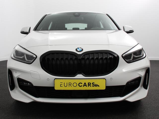 BMW 1-SERIE 118i M-Sport Automaat Digitale Cockpit Climate control Stoel verwarming LED Sfeer verlichting Lichtmetalen velgen Navigatie Apple carplay/ Android auto Parkeersensoren