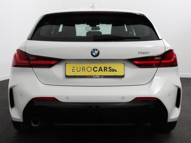 BMW 1-SERIE 118i M-Sport Automaat Digitale Cockpit Climate control Stoel verwarming LED Sfeer verlichting Lichtmetalen velgen Navigatie Apple carplay/ Android auto Parkeersensoren