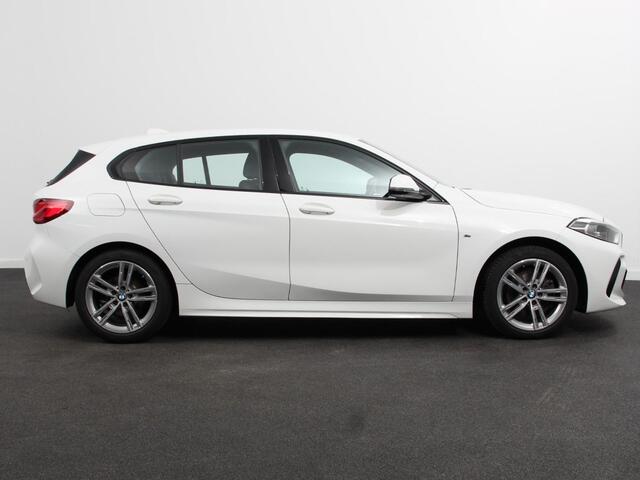 BMW 1-SERIE 118i M-Sport Automaat Digitale Cockpit Climate control Stoel verwarming LED Sfeer verlichting Lichtmetalen velgen Navigatie Apple carplay/ Android auto Parkeersensoren