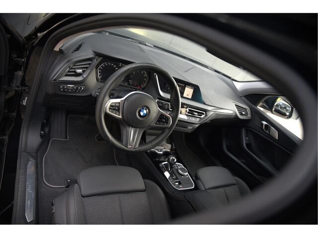 BMW 1-SERIE 118i Executive Sportline | Cruise Contol | Ambiance Verlichting | Navigatie | Keyless | Parkeersensoren | DAB | Climate Control | LED | BTW