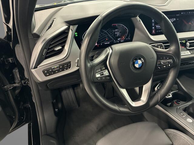 BMW 1-SERIE 118i Executive Edition | Trekhaak | Virtual Cockpit | Adaptieve cruise | Premium sound |