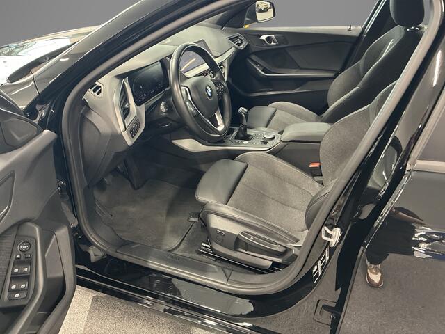 BMW 1-SERIE 118i Executive Edition | Trekhaak | Virtual Cockpit | Adaptieve cruise | Premium sound |