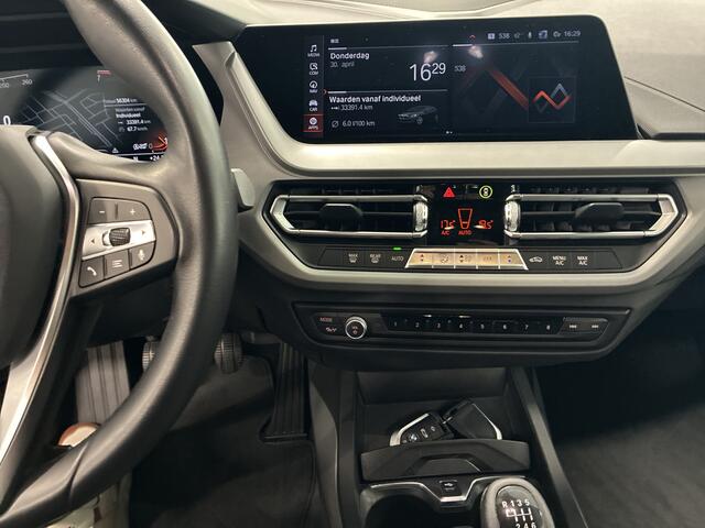 BMW 1-SERIE 118i Executive Edition | Trekhaak | Virtual Cockpit | Adaptieve cruise | Premium sound |