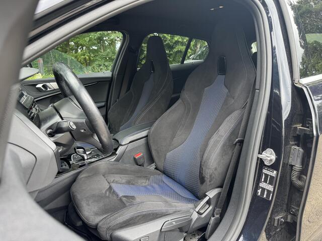 BMW 1-SERIE 120i | Model M Sport | Executive | 17 inch LM Dubbelspaak M | Extra getint glas | HiFi System
