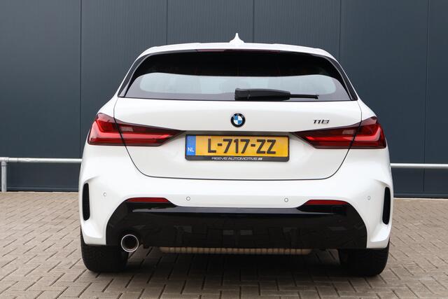 BMW 1-SERIE 118i Business Edition M-sport | Automaat | Live Cockpit | Sfeerverlichting