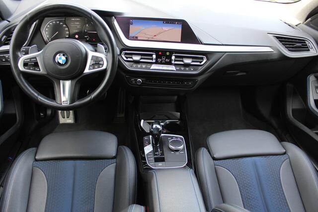 BMW 1-SERIE M135i xDrive High Executive | Incl. 12 maanden Garantie | Akrapovic uitlaatsysteem | Dealer onderhouden | Stoelverwarming | Cruise controle | Apple CarPlay/Android Auto | Keyless start | Schakelflippers | Climate controle | Navigatie | Parkeersensoren V+A
