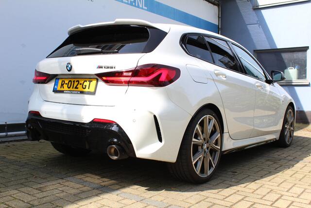 BMW 1-SERIE M135i xDrive High Executive | Incl. 12 maanden Garantie | Akrapovic uitlaatsysteem | Dealer onderhouden | Stoelverwarming | Cruise controle | Apple CarPlay/Android Auto | Keyless start | Schakelflippers | Climate controle | Navigatie | Parkeersensoren V+A
