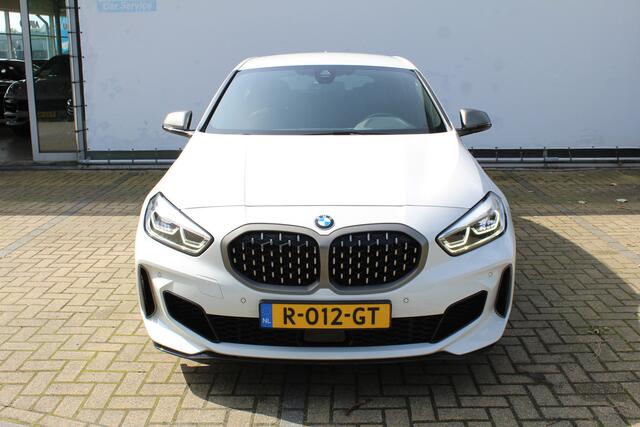 BMW 1-SERIE M135i xDrive High Executive | Incl. 12 maanden Garantie | Akrapovic uitlaatsysteem | Dealer onderhouden | Stoelverwarming | Cruise controle | Apple CarPlay/Android Auto | Keyless start | Schakelflippers | Climate controle | Navigatie | Parkeersensoren V+A