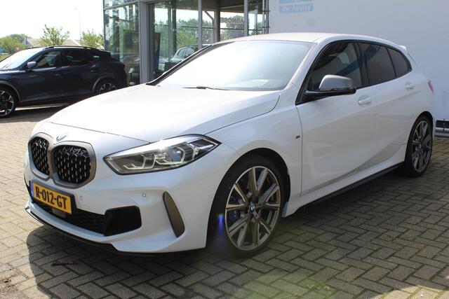 BMW 1-SERIE M135i xDrive High Executive | Incl. 12 maanden Garantie | Akrapovic uitlaatsysteem | Dealer onderhouden | Stoelverwarming | Cruise controle | Apple CarPlay/Android Auto | Keyless start | Schakelflippers | Climate controle | Navigatie | Parkeersensoren V+A