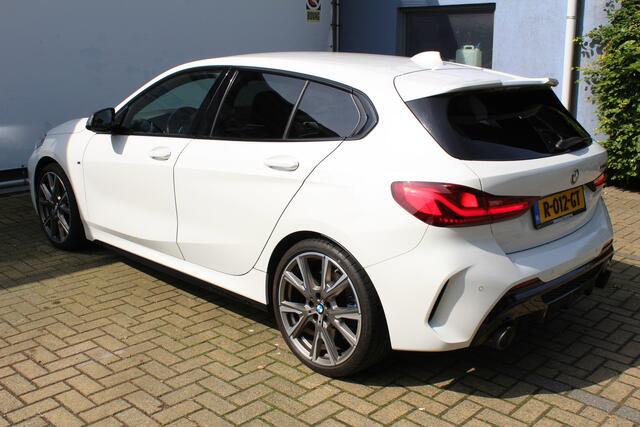 BMW 1-SERIE M135i xDrive High Executive | Incl. 12 maanden Garantie | Akrapovic uitlaatsysteem | Dealer onderhouden | Stoelverwarming | Cruise controle | Apple CarPlay/Android Auto | Keyless start | Schakelflippers | Climate controle | Navigatie | Parkeersensoren V+A