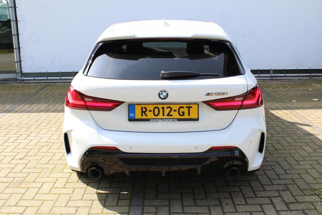 BMW 1-SERIE M135i xDrive High Executive | Incl. 12 maanden Garantie | Akrapovic uitlaatsysteem | Dealer onderhouden | Stoelverwarming | Cruise controle | Apple CarPlay/Android Auto | Keyless start | Schakelflippers | Climate controle | Navigatie | Parkeersensoren V+A