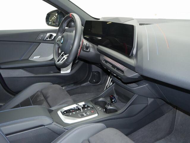 BMW 1-SERIE M135 xDrive | CoPilot | Harman Kardon | Parking assistant plus