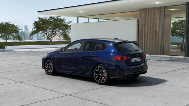BMW 1-SERIE 120 M Sport Automaat / Achteruitrijcamera / Comfort Access / Adaptieve LED / Stoelverwarming / M Adaptief onderstel / Stuurverwarming