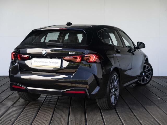 BMW 1-SERIE 120 | Premium Pack | 18 inch | Comfort Access | Achteruitrijcamera | Sportstoelen | Stoelverwarming | Harman Kardon |