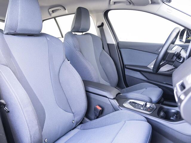 BMW 1-SERIE 120 | Premium Pack | 18 inch | Comfort Access | Achteruitrijcamera | Sportstoelen | Stoelverwarming | Harman Kardon |