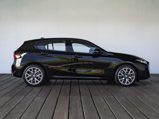 BMW 1-SERIE 120 | Premium Pack | 18 inch | Comfort Access | Achteruitrijcamera | Sportstoelen | Stoelverwarming | Harman Kardon |