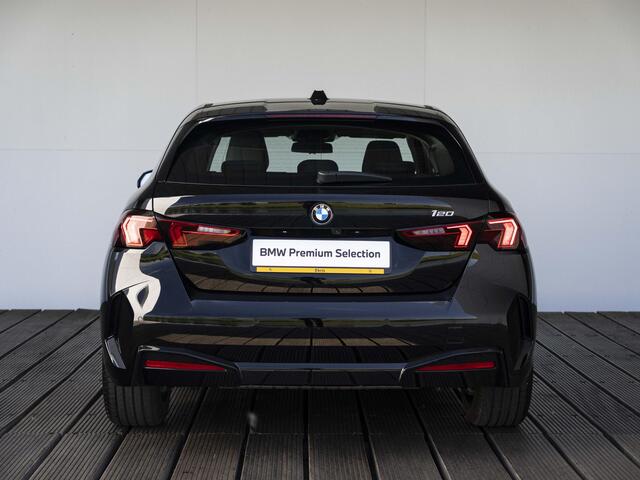 BMW 1-SERIE 120 | Premium Pack | 18 inch | Comfort Access | Achteruitrijcamera | Sportstoelen | Stoelverwarming | Harman Kardon |