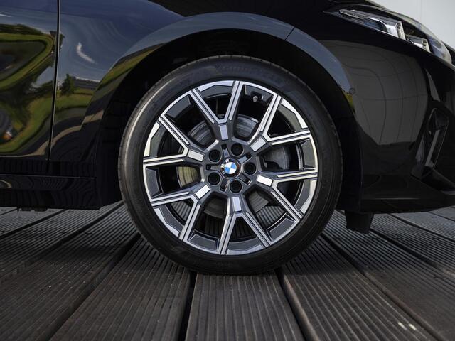 BMW 1-SERIE 120 | Premium Pack | 18 inch | Comfort Access | Achteruitrijcamera | Sportstoelen | Stoelverwarming | Harman Kardon |