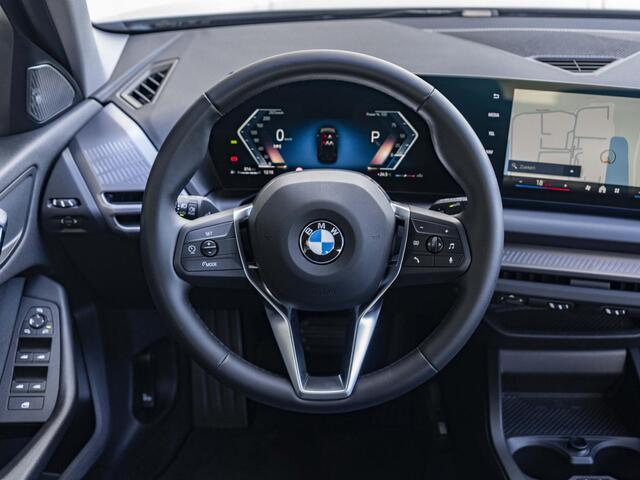 BMW 1-SERIE 120 | Premium Pack | 18 inch | Comfort Access | Achteruitrijcamera | Sportstoelen | Stoelverwarming | Harman Kardon |