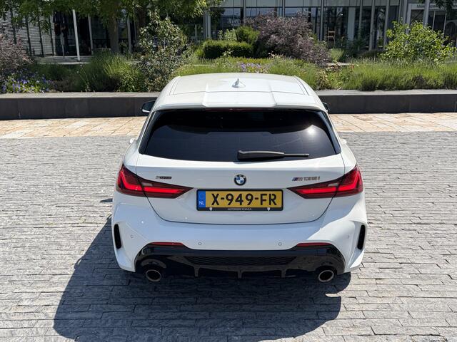 BMW 1-SERIE M135i xDrive High Executive Edition / Head up / Driving Assistant / leder