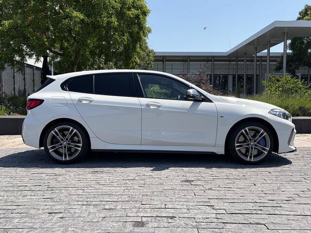 BMW 1-SERIE M135i xDrive High Executive Edition / Head up / Driving Assistant / leder