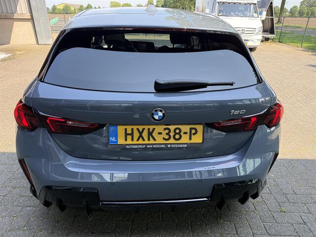 BMW 1-SERIE 120 M-Sport Automaat / Panorama / Sportstoelen / Adaptief onderstel / Adaptive LED