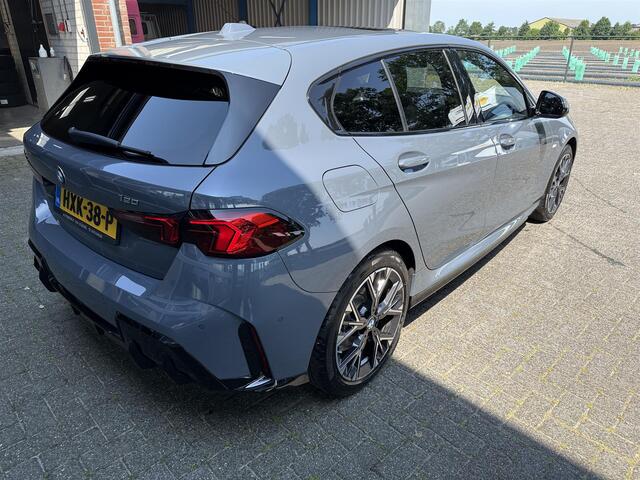 BMW 1-SERIE 120 M-Sport Automaat / Panorama / Sportstoelen / Adaptief onderstel / Adaptive LED