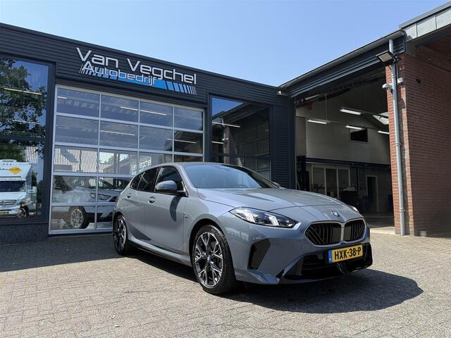 BMW 1-SERIE 120 M-Sport Automaat / Panorama / Sportstoelen / Adaptief onderstel / Adaptive LED